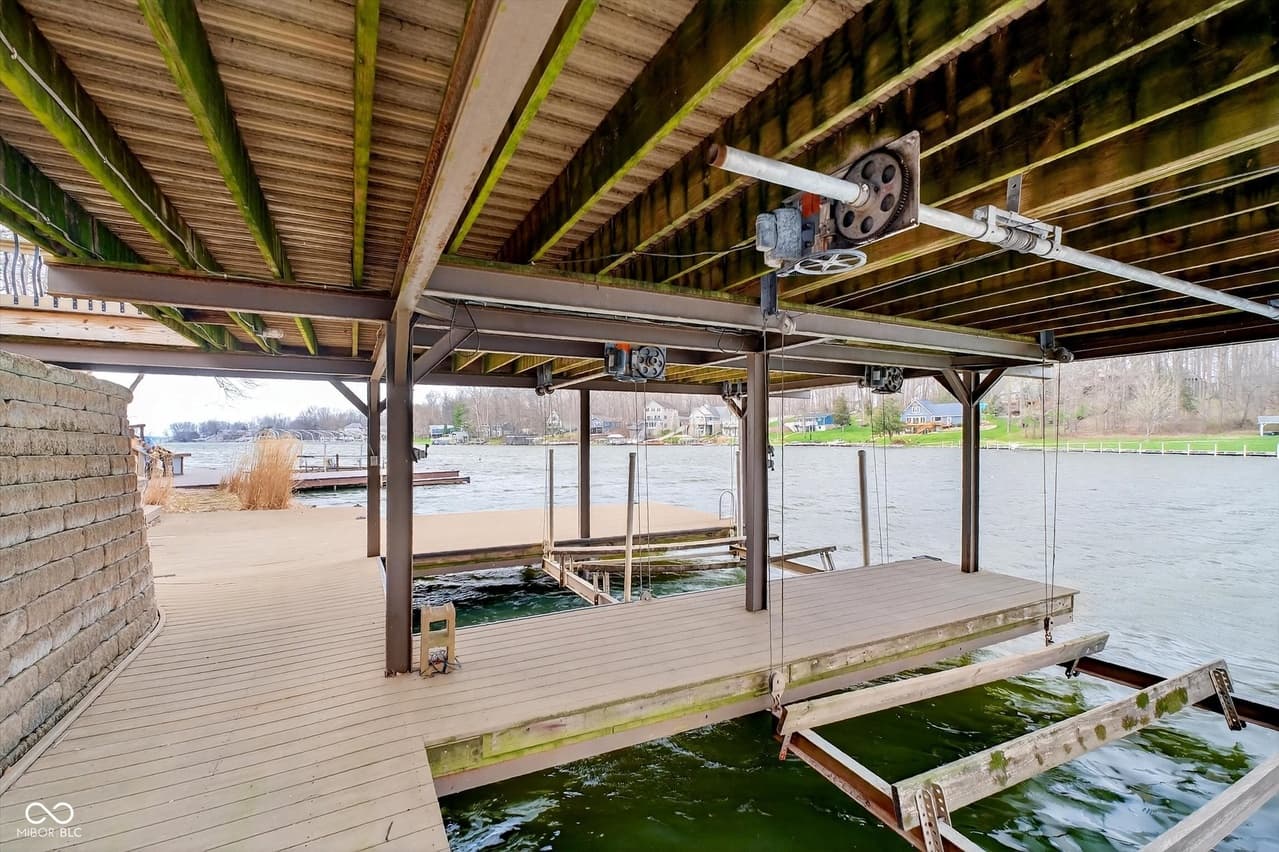 Covered boat slip and lift
