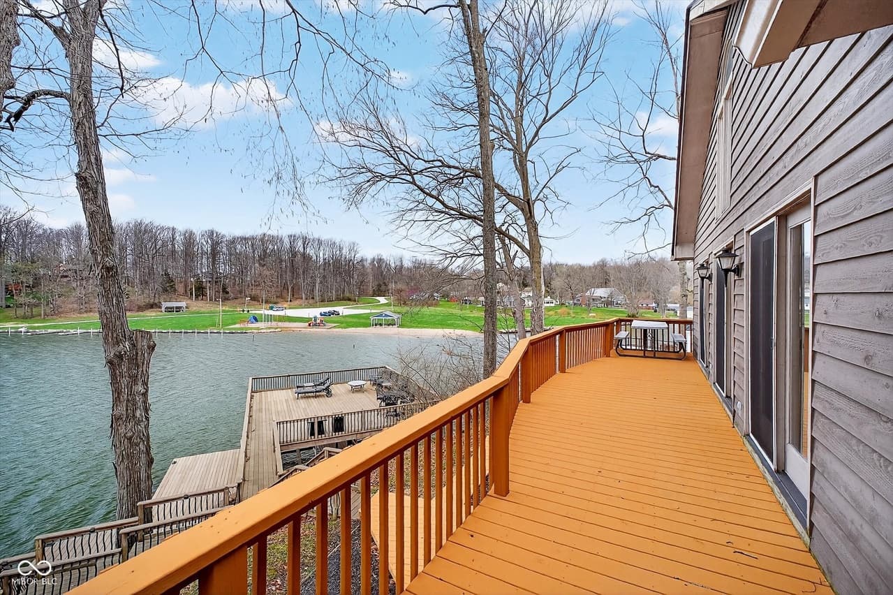 Wraparound deck along the shoreline